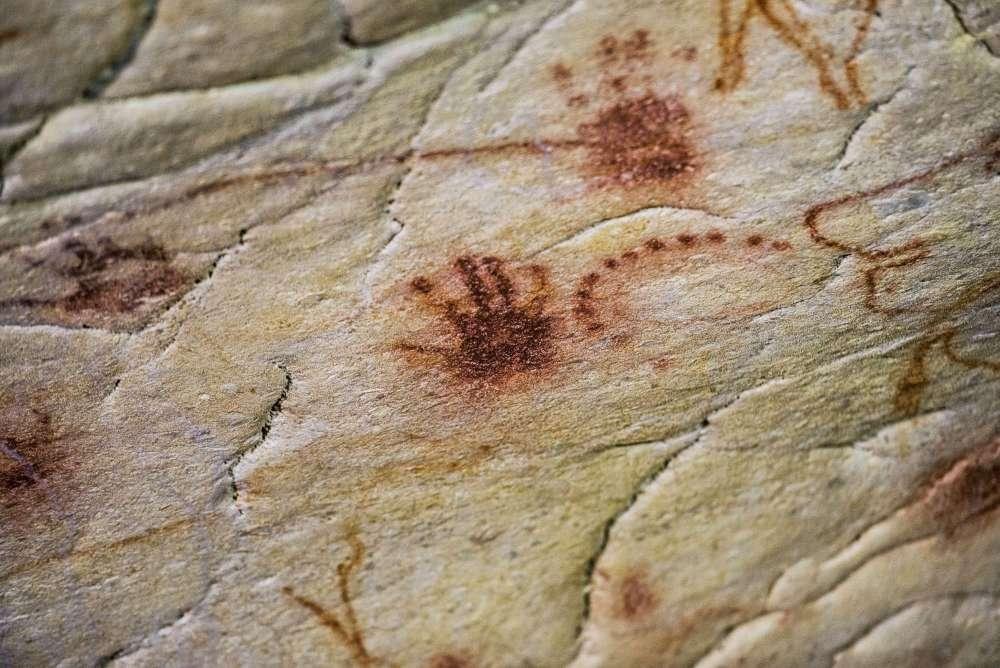 Empreintes de mains realisees il y a 30 000 ans dans la grotte chauvet